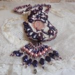 Plastron Grace brodé avec cabochon Quart Rose à laquelle s'ajoute perles rondes nacrées, goutte, toupies, rondelles facettées, fermoir et chaînette Argent 925 pour un style Art Nouveau